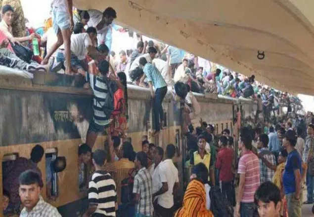 কমলাপুরে ঘরমুখো মানুষের উপচে পড়া ভীড়