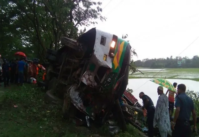 মুন্সীগঞ্জে বাস খাদে পড়ে নিহত ৬
