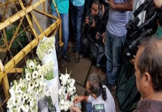 নিহতদের শ্রদ্ধা জানাতে ঘটনাস্থলে স্বজনরা