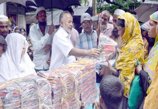 কুয়াকাটায় বিধবা ও ভিক্ষুকদের মাঝে শাড়ি বিতরণ