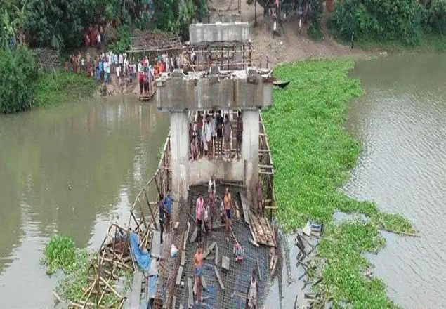 নলডাঙ্গায় নির্মাণাধীন সেতু ধসে আহত ১৪