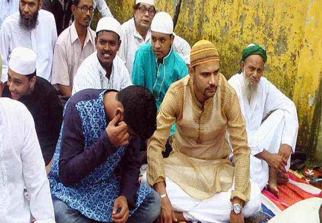 নড়াইলে ঈদের নামাজ আদায় করলেন মাশরাফি