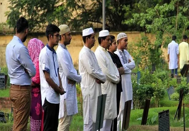 গুলশানে জঙ্গি হামলায় নিহতদের কবর জিয়ারত