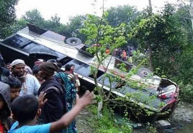 কাঁচপুরে নিয়ন্ত্রণ হারিয়ে বাস খাদে, নিহত ৪