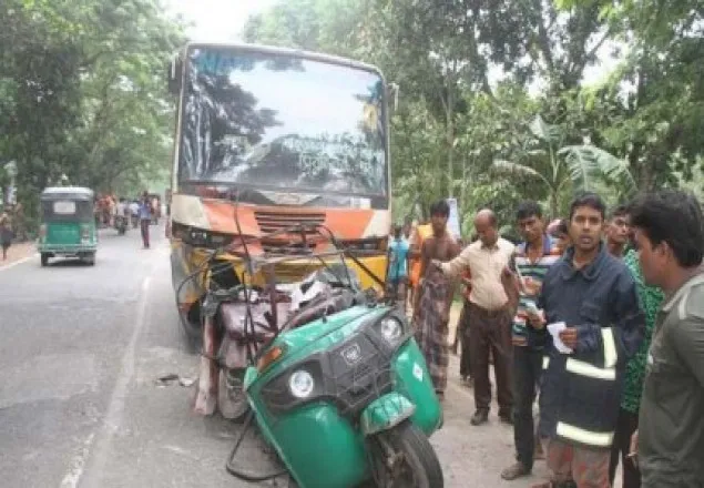 বাসচাপায় একই পরিবারের ৫ জনসহ নিহত ৬