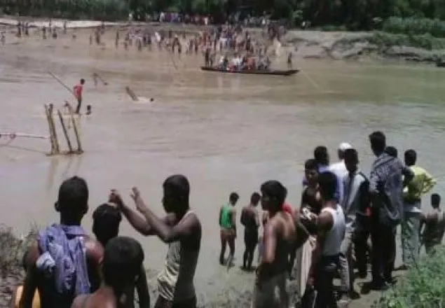 হালদা নদীতে নৌকাডুবে ১০ জন নিখোঁজ