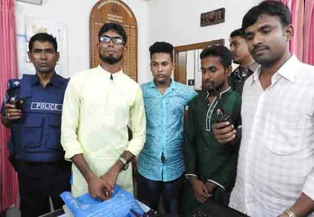 পুরোহিতের খোঁজ নেওয়া সন্দেহভাজন ৩ যুবক আটক