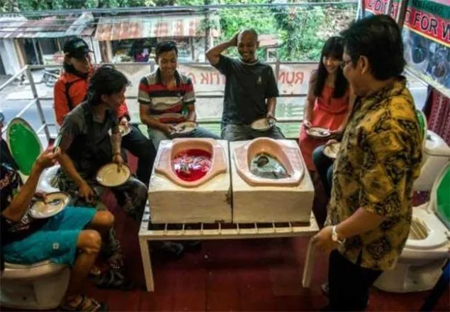 টয়লেট ক্যাফে, প্যানে খাবার পরিবেশন!