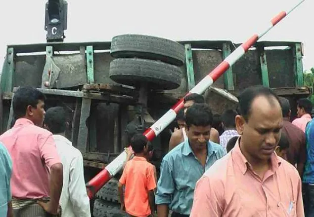 ফেনীতে মালবাহী ট্রেন-ট্রাক সংঘর্ষ