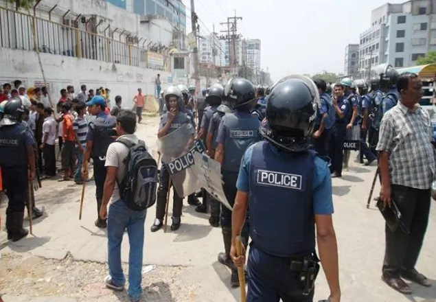 সাভারে শ্রমিক বিক্ষোভ, পুলিশের লাঠিপেটা