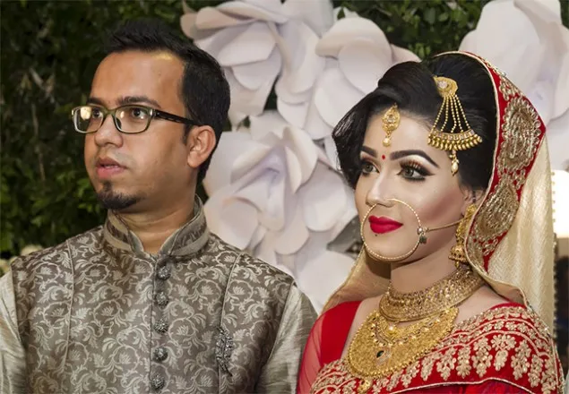 স্বামীকে গাড়ি উপহার দিলেন মাহি