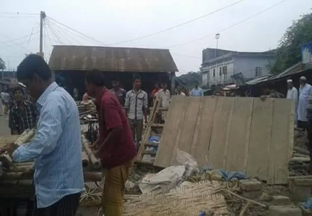 খানসামায় সড়ক থেকে অবৈধ স্থাপনা উচ্ছেদ অভিযান