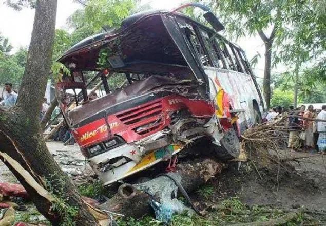 কুষ্টিয়ায় গাছের সঙ্গে বাসের ধাক্কায় নিহত ২