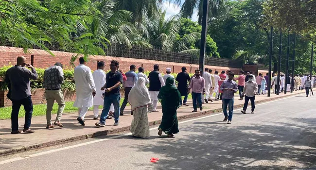 গণভবনে ঢুকে ছাত্র-জনতার উল্লাস