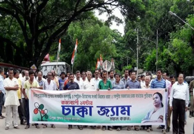 ত্রিপুরায় পেট্রোপণ্যের সঙ্কট নিরসনের দা‍বিতে সড়ক অবরোধ
