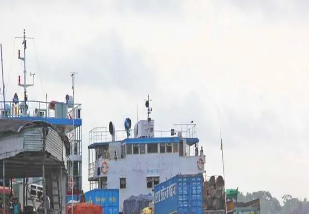 শিমুলিয়ায় ৫টি ফেরি বন্ধ
