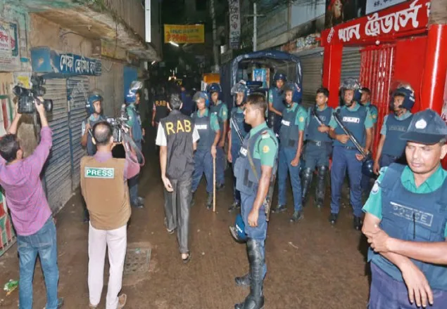 আলামত সংগ্রহে সিআইডির ক্রাইমসিন ইউনিট জঙ্গি আস্তানায়: