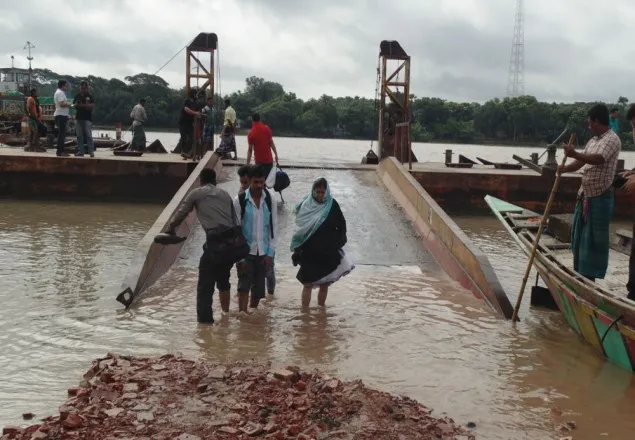 নড়াইলে পানি বৃদ্ধি পাওয়ায় যাত্রীবাহী বাস ও পণ্যবাট্রক পারাপারে চরম দূর্ভোগ