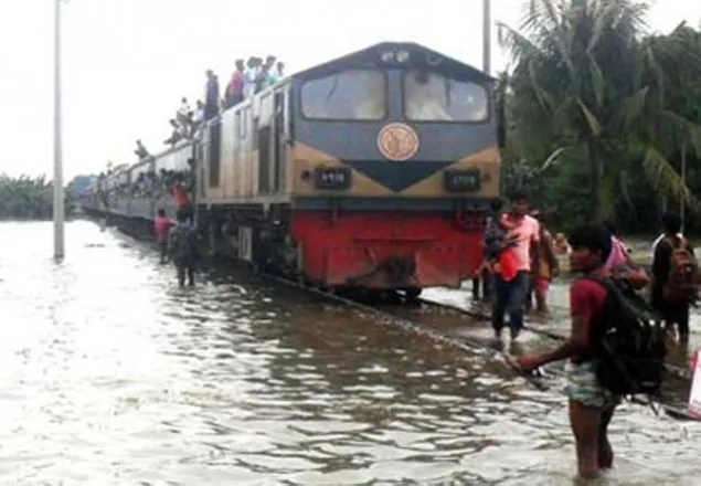 রেললাইনে বন্যার পানি ওঠায় জামালপুরে ট্রেন বন্ধ