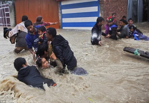 বন্যার পানিতে বাস উল্টে ২১ বরযাত্রীর মৃত্যু