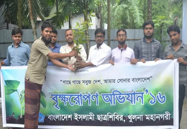 খুলনায় শিবিরের গাছের চারা বিতরণ