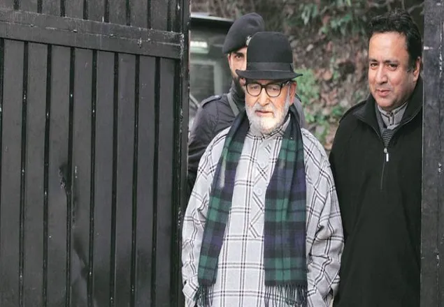 কাশ্মীরে শিক্ষা মন্ত্রীর বাড়িতে পেট্রোল বোমা হামলা
