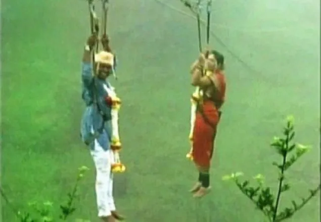 আকাশে ঝুলছে বর-কনে, সেখানেই শুভদৃষ্টি-মালাবদল