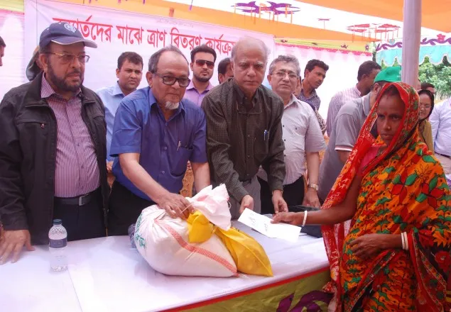 বন্যার্তদের পাশে ইসলামী ব্যাংক