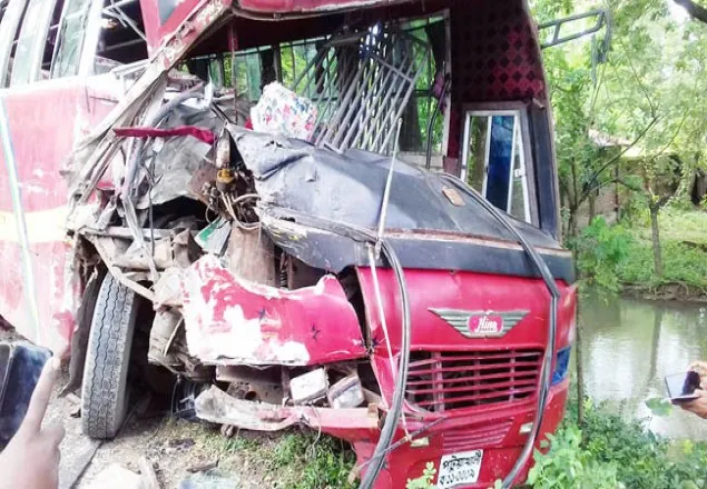 ঝিনাইদহের কালীগঞ্জে বাস ট্রাক সংঘর্ষে আহত ১০