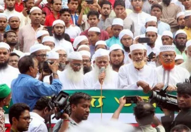 পুলিশি পাহারায় জঙ্গিবিরোধী মিছিল-সমাবেশ করল হেফাজত