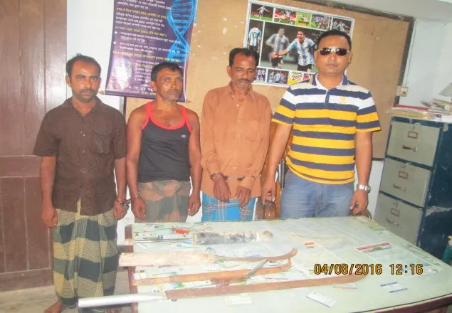 দেবিদ্বারে ডাকাতির প্রস্তুতির সময় অস্ত্রসহ ৩ ডাকাত গ্রেপ্তার।