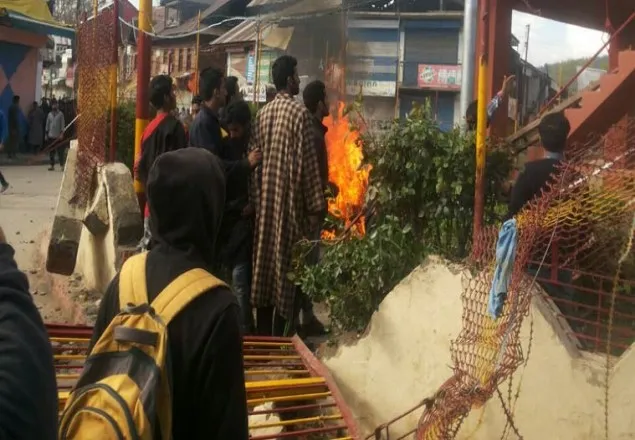 কাশ্মীরে ফের সংঘর্ষে নিহত ৩ 