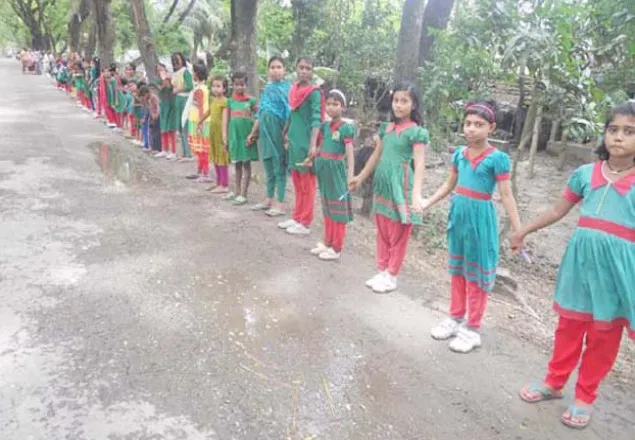 ২৫ কিলোমিটার মহাসড়ক জুড়ে জঙ্গিবাদ বিরোধী মানববন্ধন