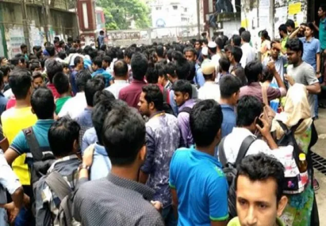 জবি শিক্ষার্থীদের বিক্ষোভ, মূল ফটকে তালা  