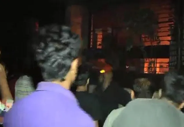 নারায়ণগঞ্জে বাণিজ্যিক ভবনে আগুন