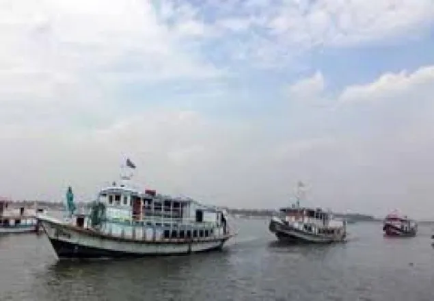 ৩৬ ঘন্টা পর দৌলতদিয়া-পাটুরিয়ায় লঞ্চ চলাচল শুরু