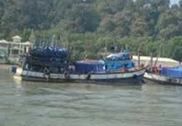 হাতিয়ায় মেঘনা নদীতে পণ্যবাহী কার্গো ডুবি