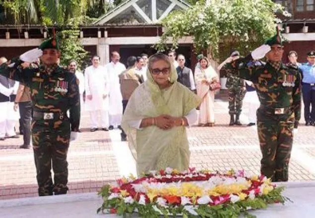 টুঙ্গিপাড়ায় বঙ্গবন্ধুর সমাধিতে প্রধানমন্ত্রীর শ্রদ্ধা 