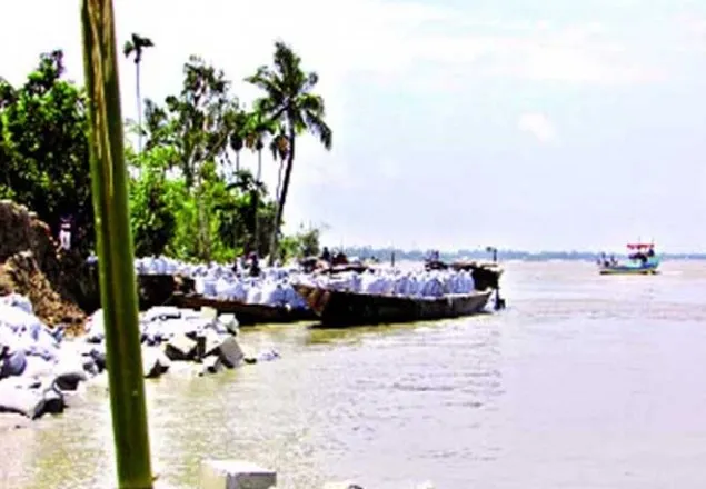 ভাঙন আতঙ্কে রৌহাদহ গ্রামের যমুনা পাড়ের মানুষ
