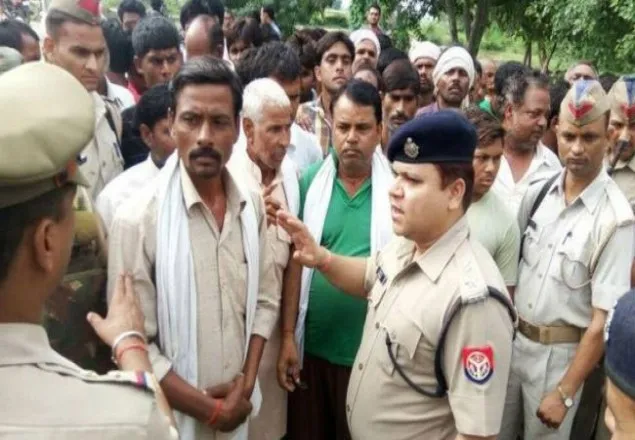 ভারতে দলিতদের বিক্ষোভ, মরা গরু টানব না চামড়া ছাড়াব না