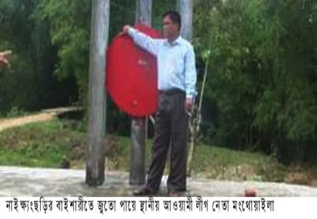 জুতা পায়ে শহীদ মিনারে আওয়ামীলীগ নেতা
