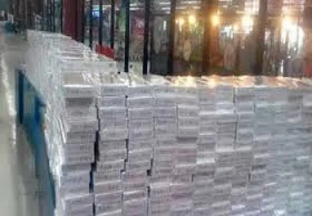 বিমানবন্দরে ৬০০ কার্টন সিগারেটসহ যুবক আটক