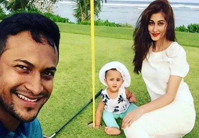 গলফ কোর্সে সাকিবের সেলফি