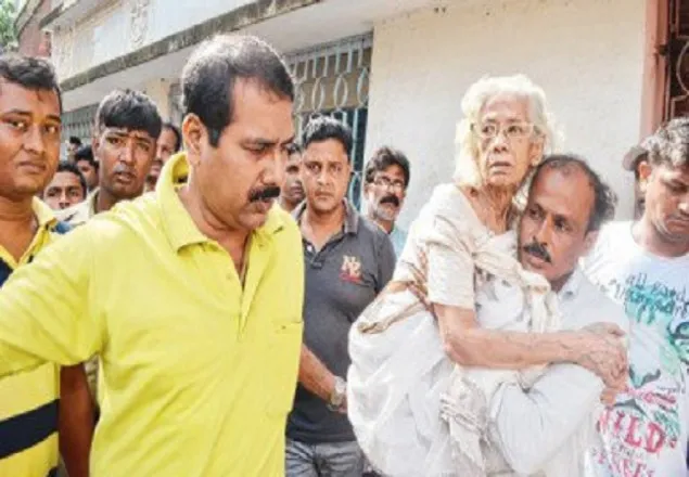 লোক ভাড়া করে বৃদ্ধা মা’কে রাস্তায় ছুড়ে ফেলে দিল ছেলে