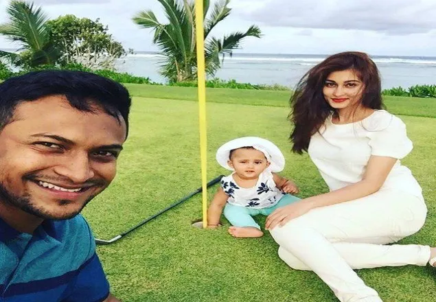 স্ত্রী-কন্যাকে নিয়ে গলফ কোর্টে সাকিব