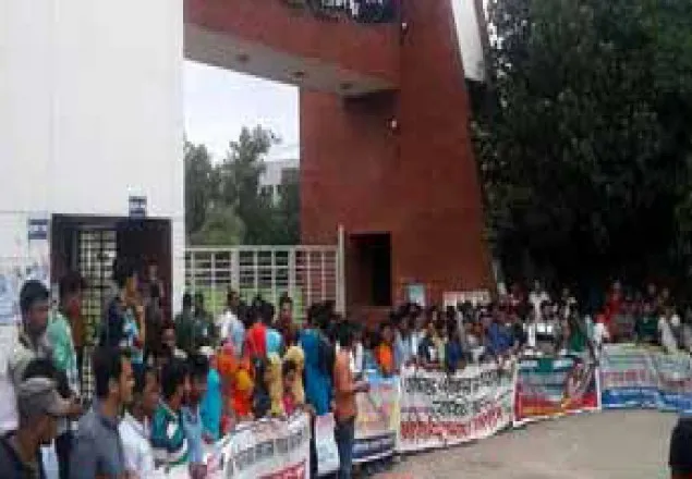 পরীক্ষার সময় কমানোর সিদ্ধান্ত বাতিলের দাবিতে জাতীয় বিশ্ববিদ্যালয় ঘেরাও