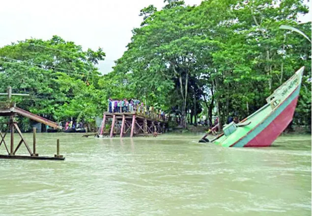 এখনো সন্ধান মেলেনি বরগুনার ১১ ট্রলারসহ দুই শতাধিক জেলের
