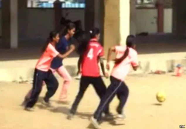 ফুটবল মাঠে মুসলিম মেয়েরা