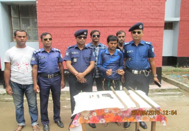 দেবিদ্বারে বিদেশী পিস্তলসহ ডাকাত সর্দার সুমন গ্রেফতার ।