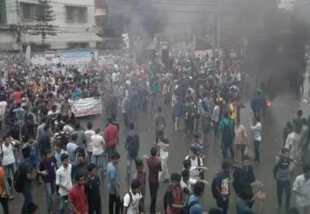 জবিতে পুলিশের হামলায় অর্ধশতাধিক আহত ,ধর্মঘটের ডাক